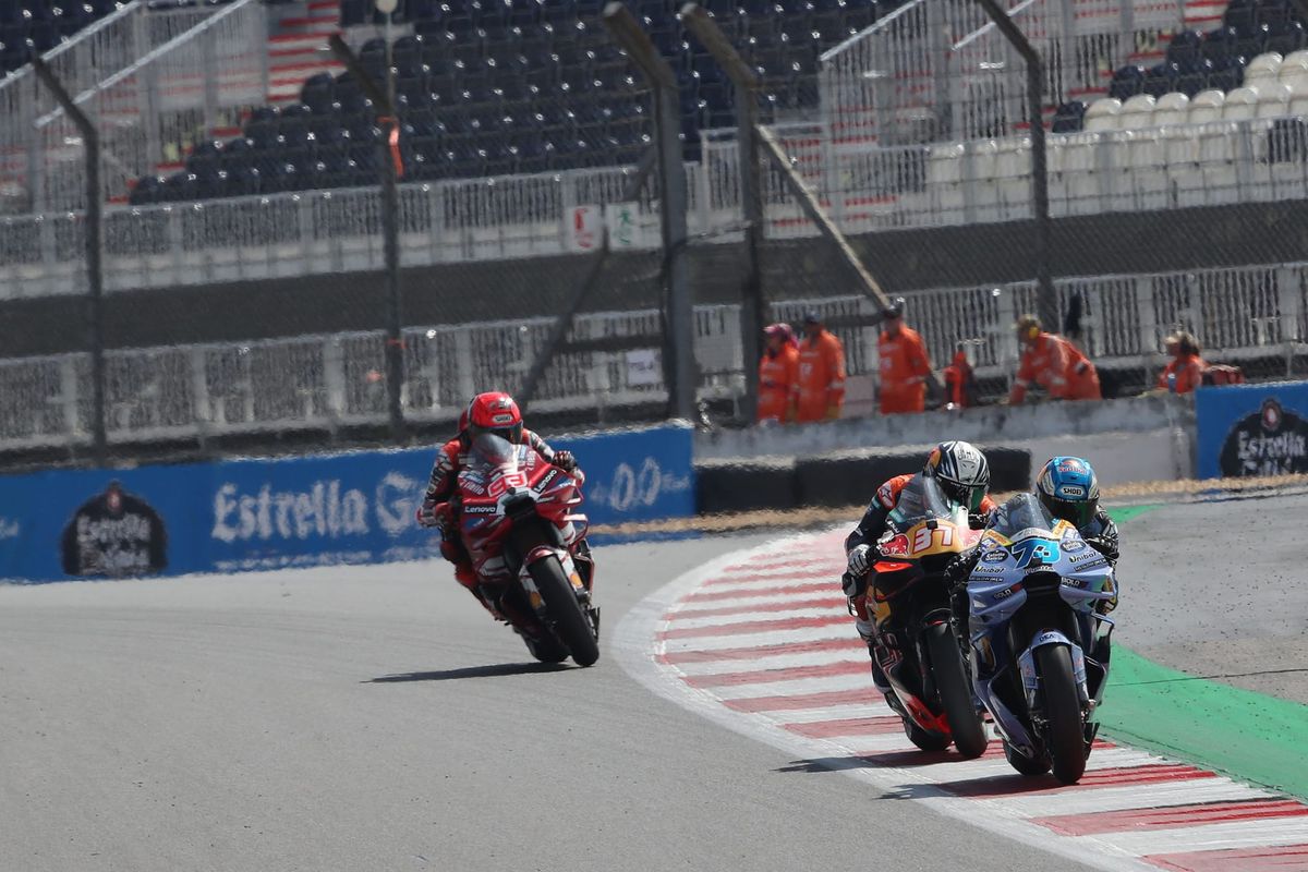 MotoGPイギリスGP、アプリリア勢が表彰台独占。マルティンが王座へ大きく前進