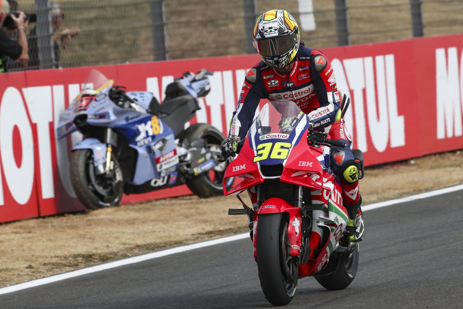 シルバーストーンMotoGP、23台中完走16台 気温とタイヤ劣化で脱落相次ぐ