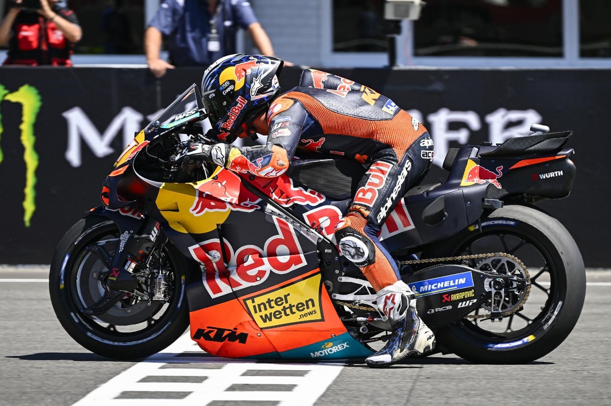 MotoGP Bans Front Holeshot Devices With Immediate Effect, Also Adjusts Grid Spacing and Caps Manufacturers at 6 Bikes