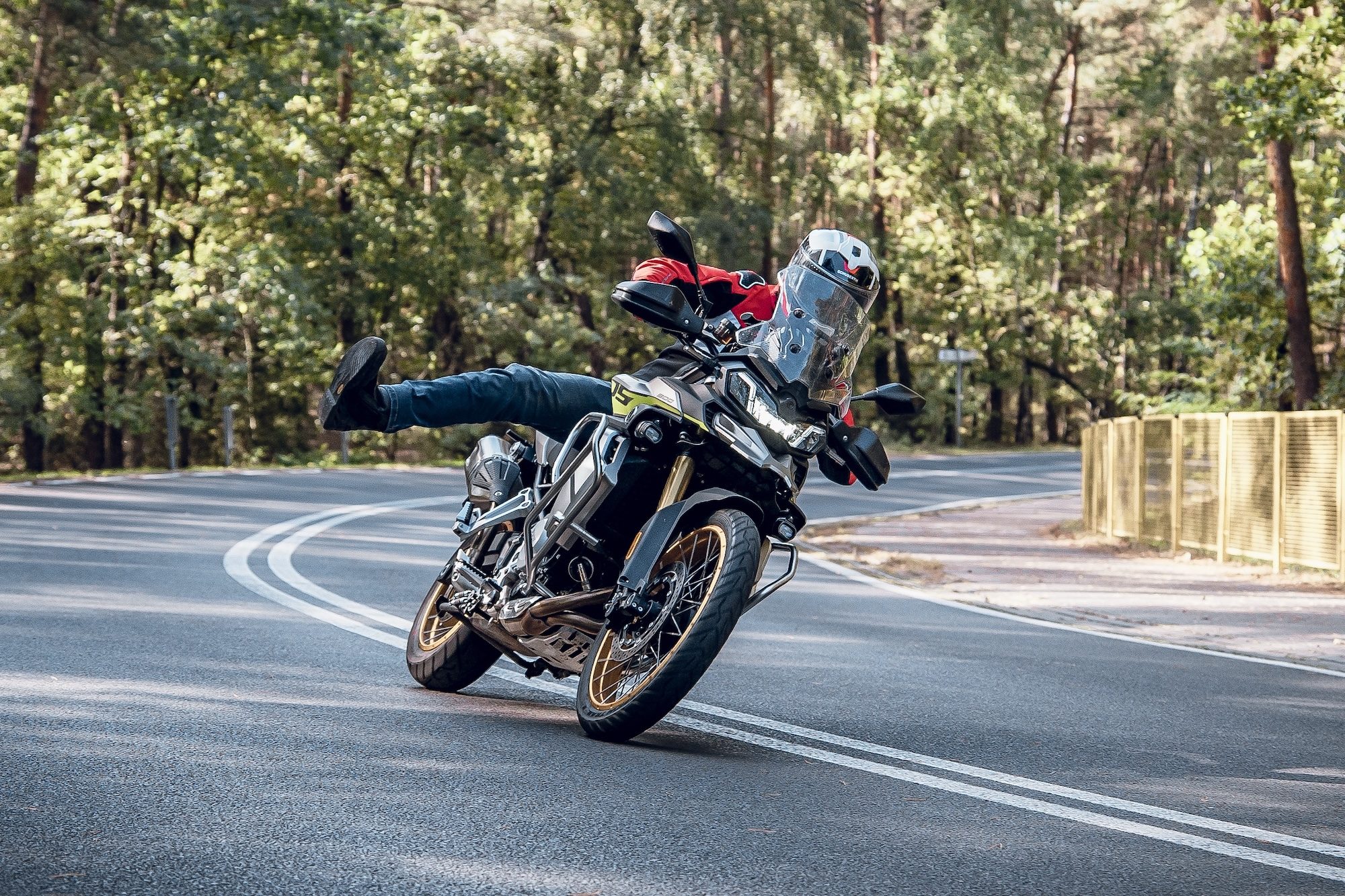 Voge 900 DSXを実走テスト、895cc95馬力の中国製アドベンチャーの実力は