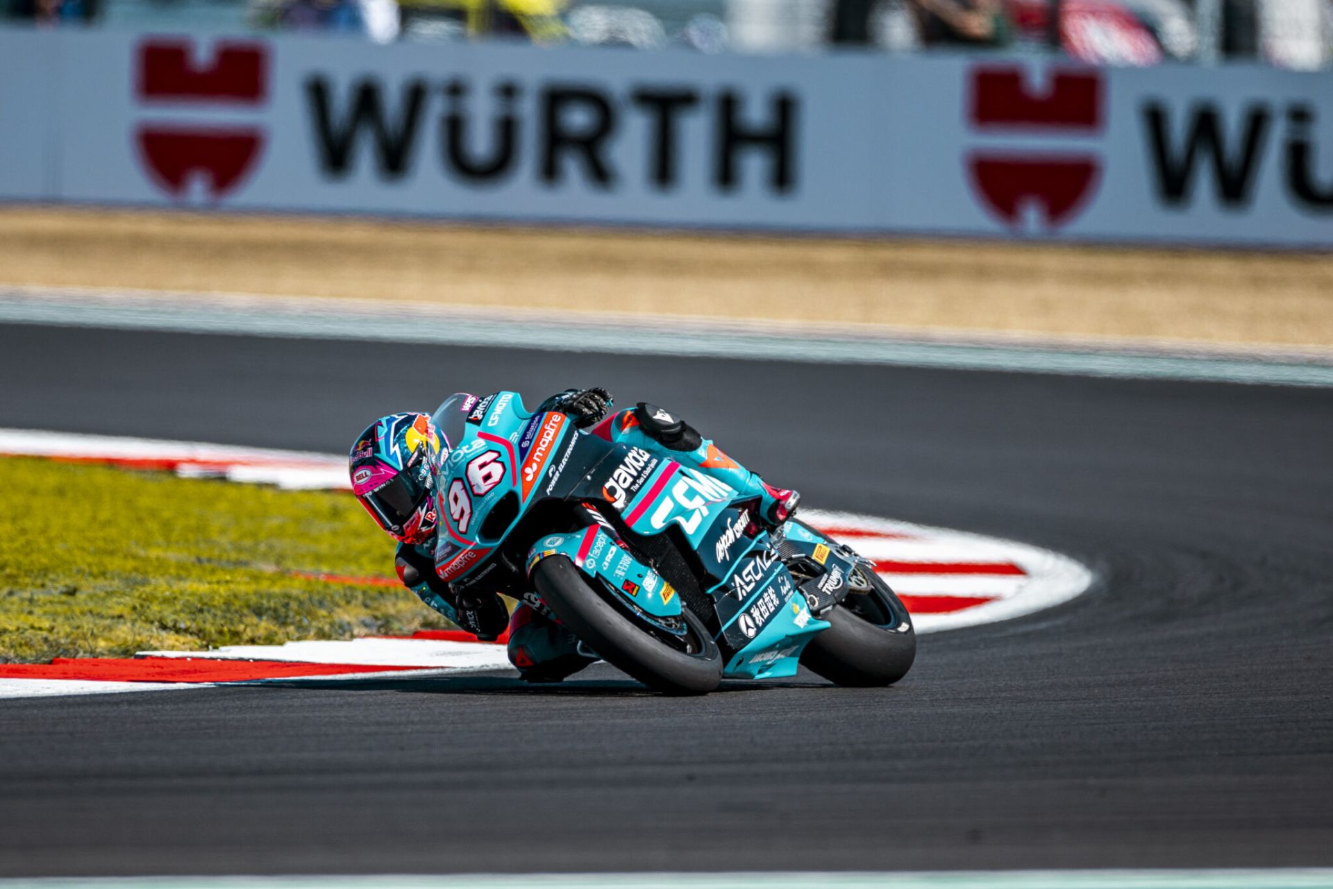 Holgado bate novo recorde da pista nos livres da Moto2; rival Alonso cai para a Q1