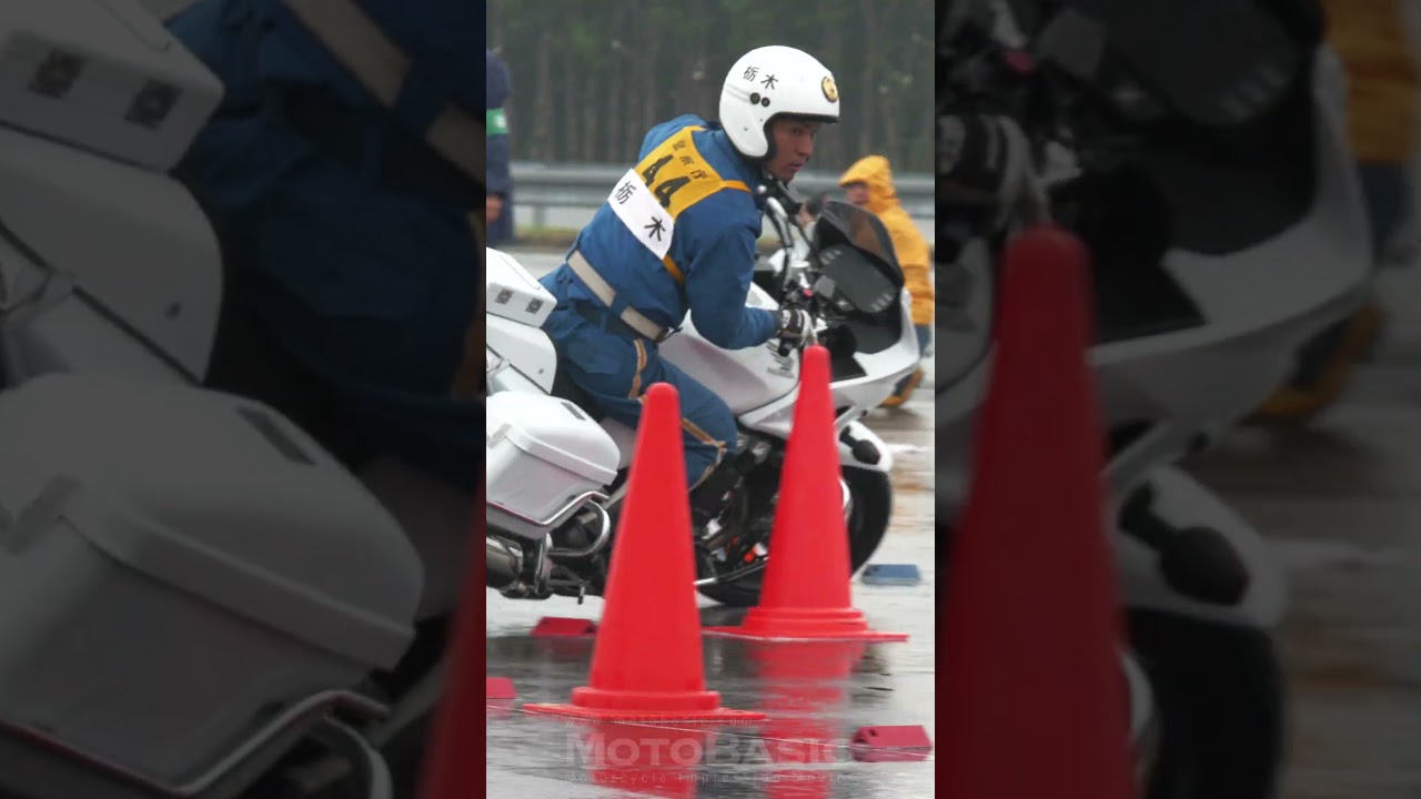 日本の白バイ隊員、ホンダCB1300Pで300kg超の車体を雨中でゼロタッチ走行