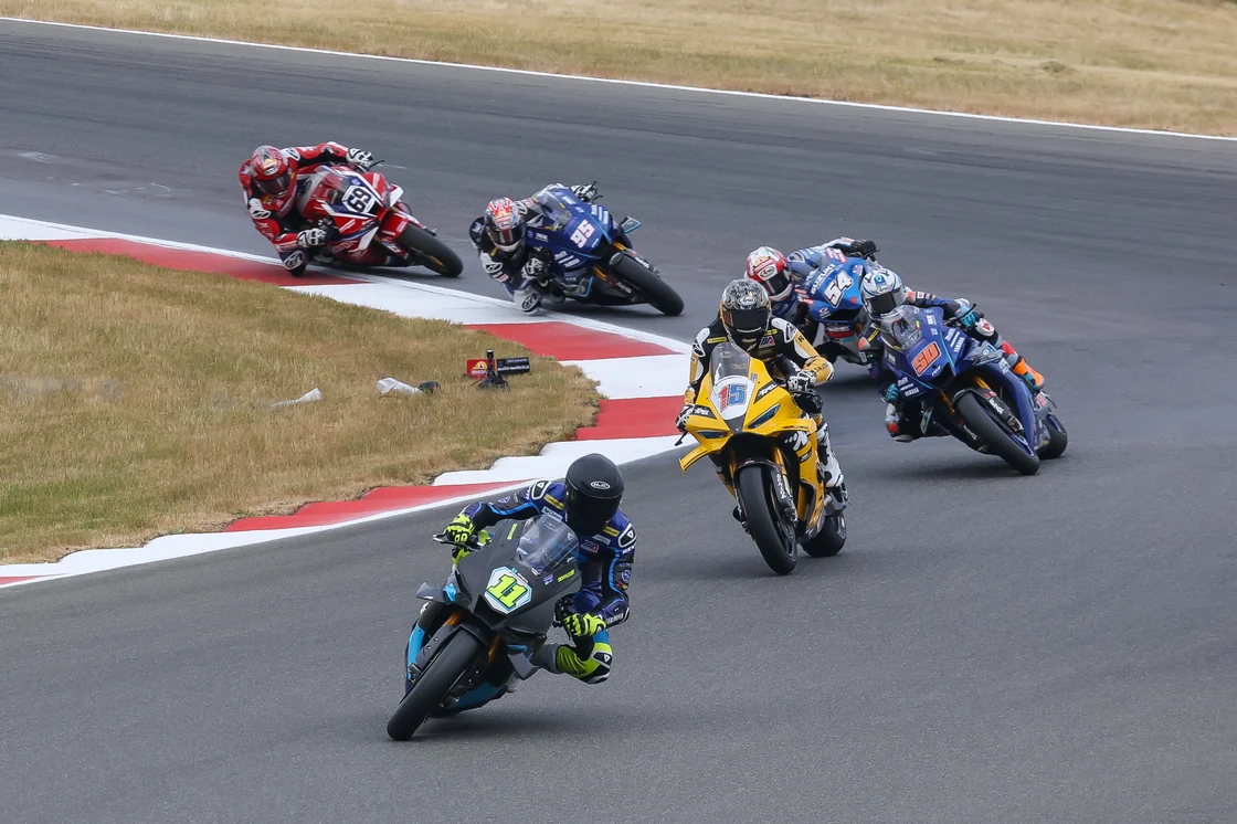 MotoAmerica、スーパーバイク50周年をラグナ・セカで祝う