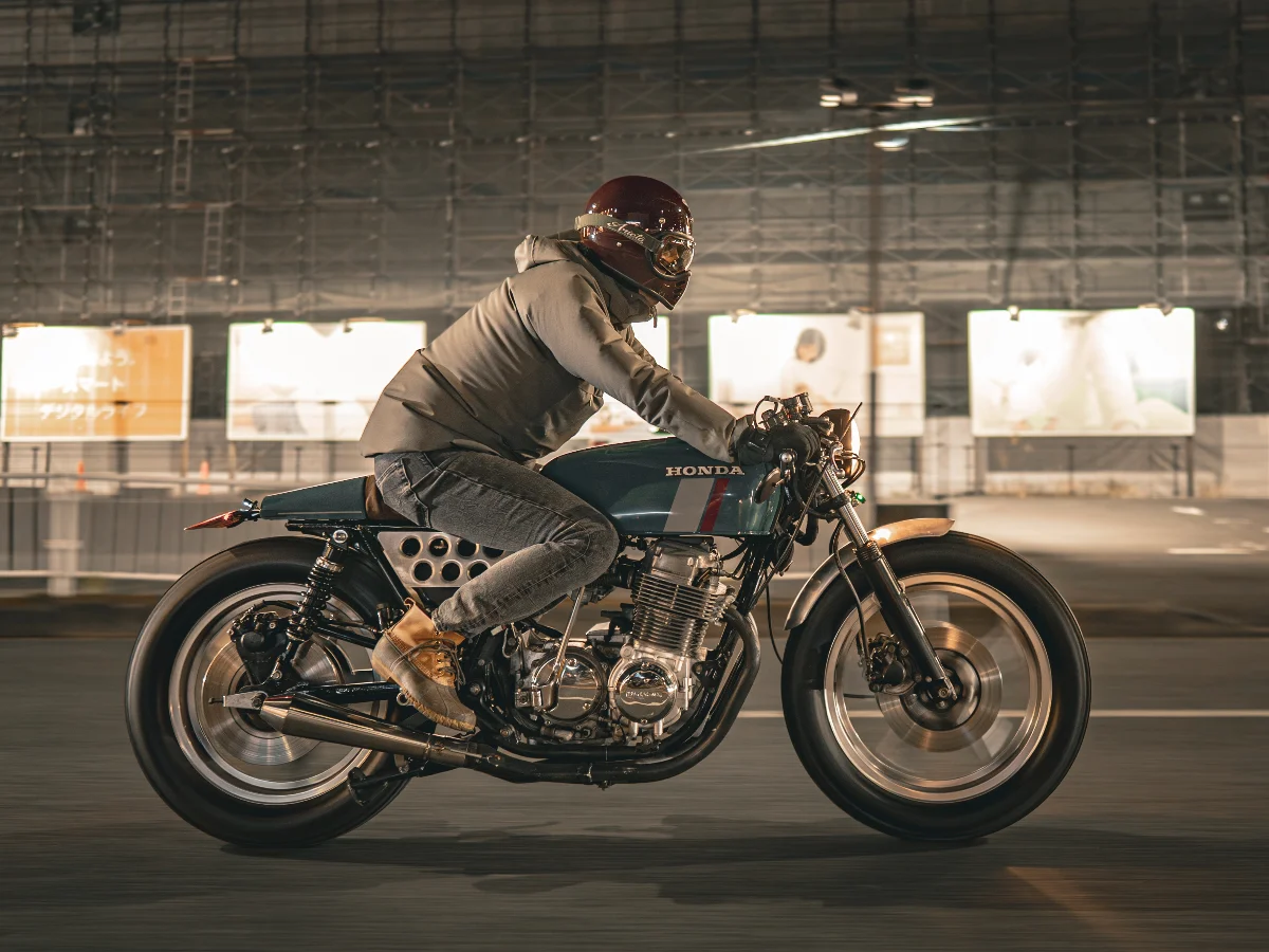1978年式CB750がカフェレーサーに、横姿のバランスにこだわった一台