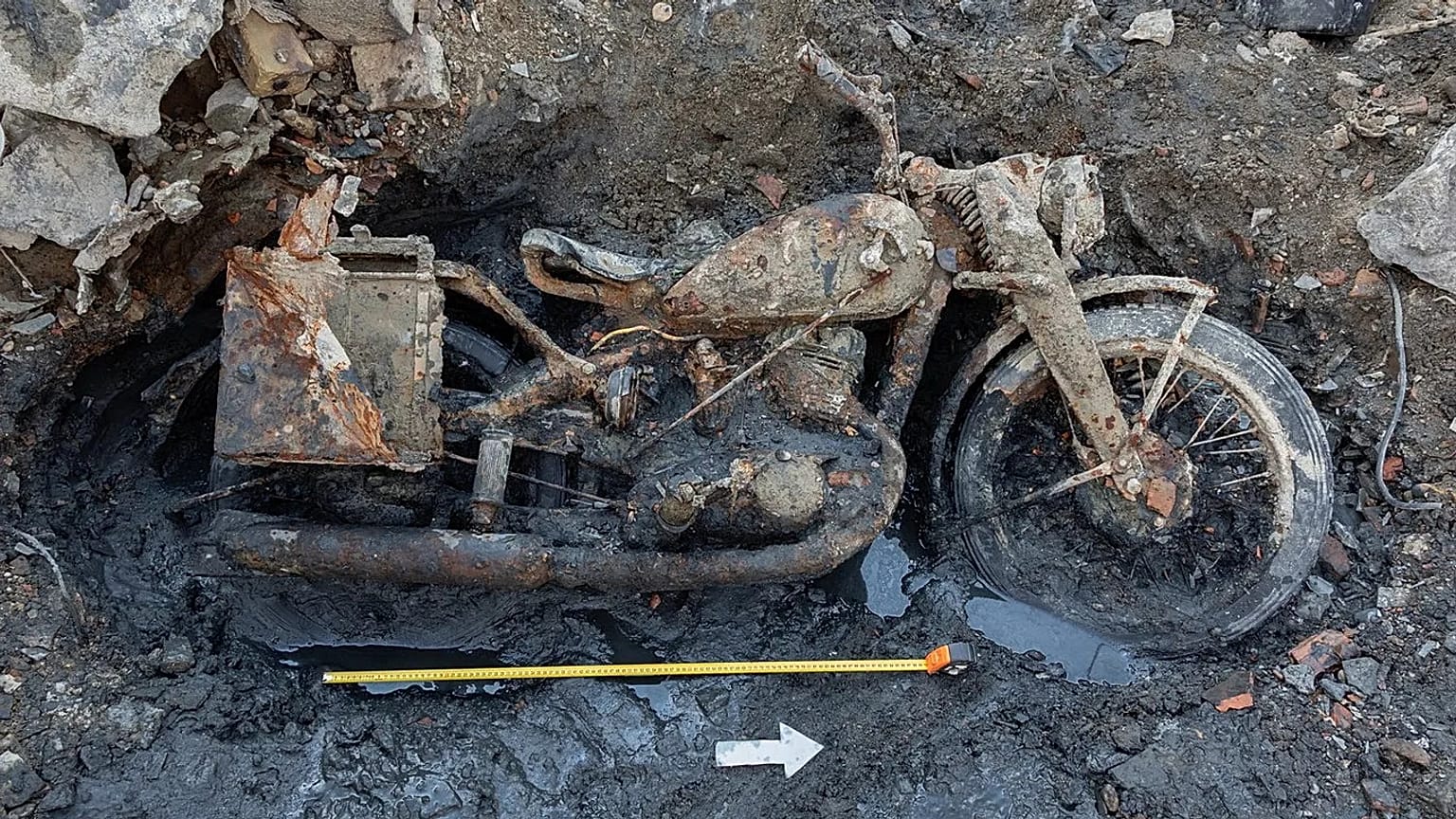 El bajo nivel del río Danubio deja al descubierto una motocicleta militar DKW de la Segunda Guerra Mundial