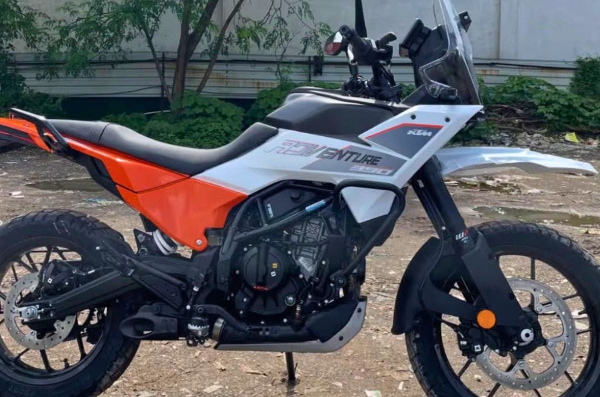KTM 390アドベンチャー、新色を発売直前に目撃。349cc版だけの専用配色