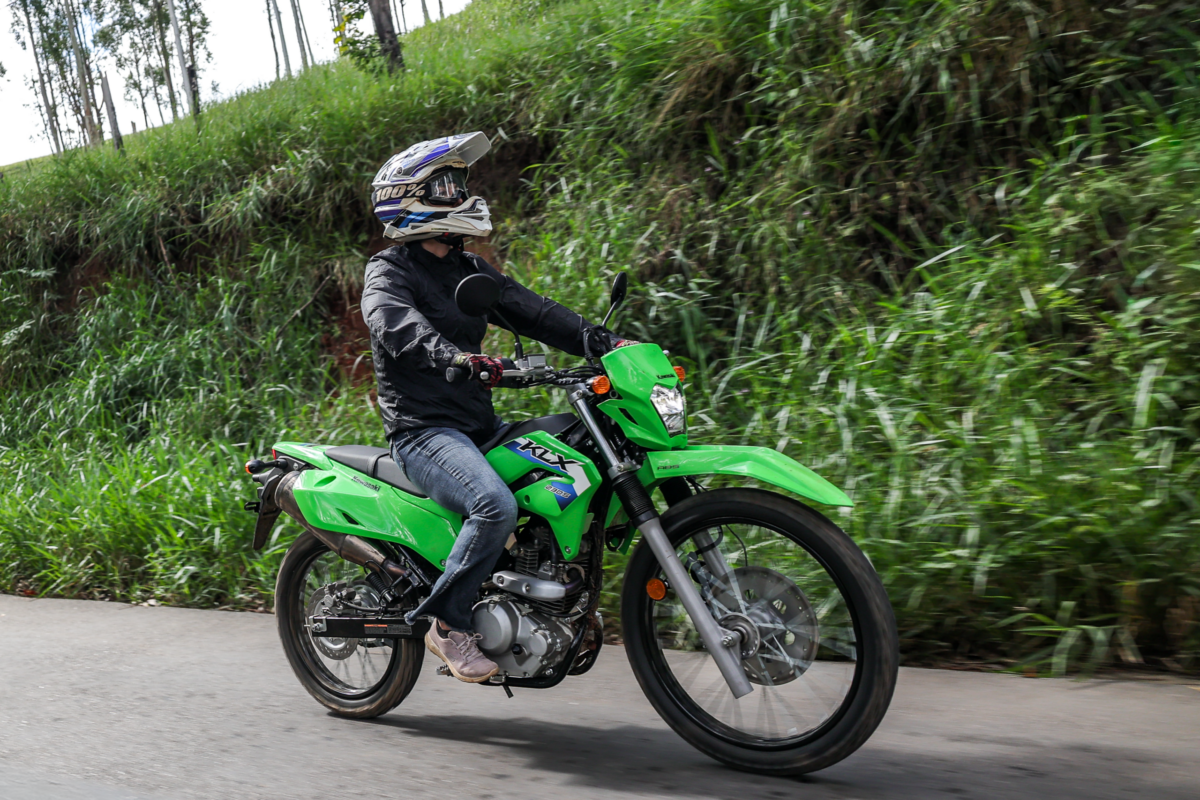 カワサキ、ブラジルにトレイル新型KLX230投入 3グレード展開