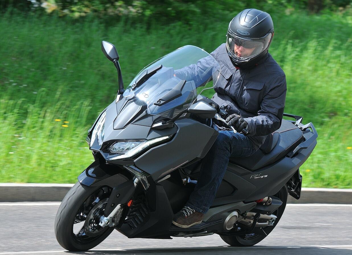 Kymco「AK 575 Premium」登場、574ccに拡大しマキシスクーター頂点を狙う