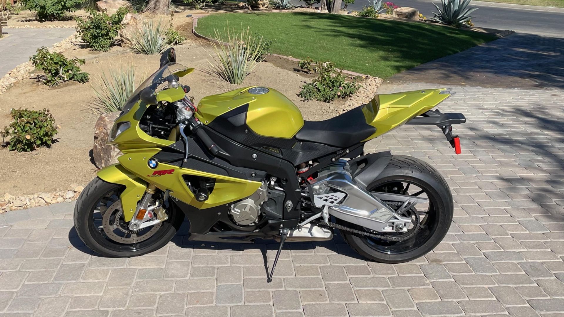2010年型BMW S1000RR、中古7000ドル台で新型R1超えの0.25マイル10秒フラット