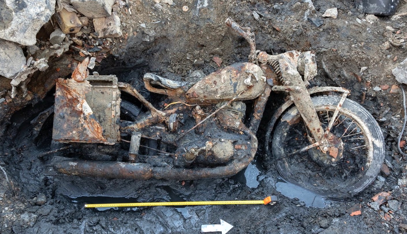 渇水のドナウ川からWWII軍用バイクDKW NZ 350-1、ブダペストで82年ぶりに姿現す