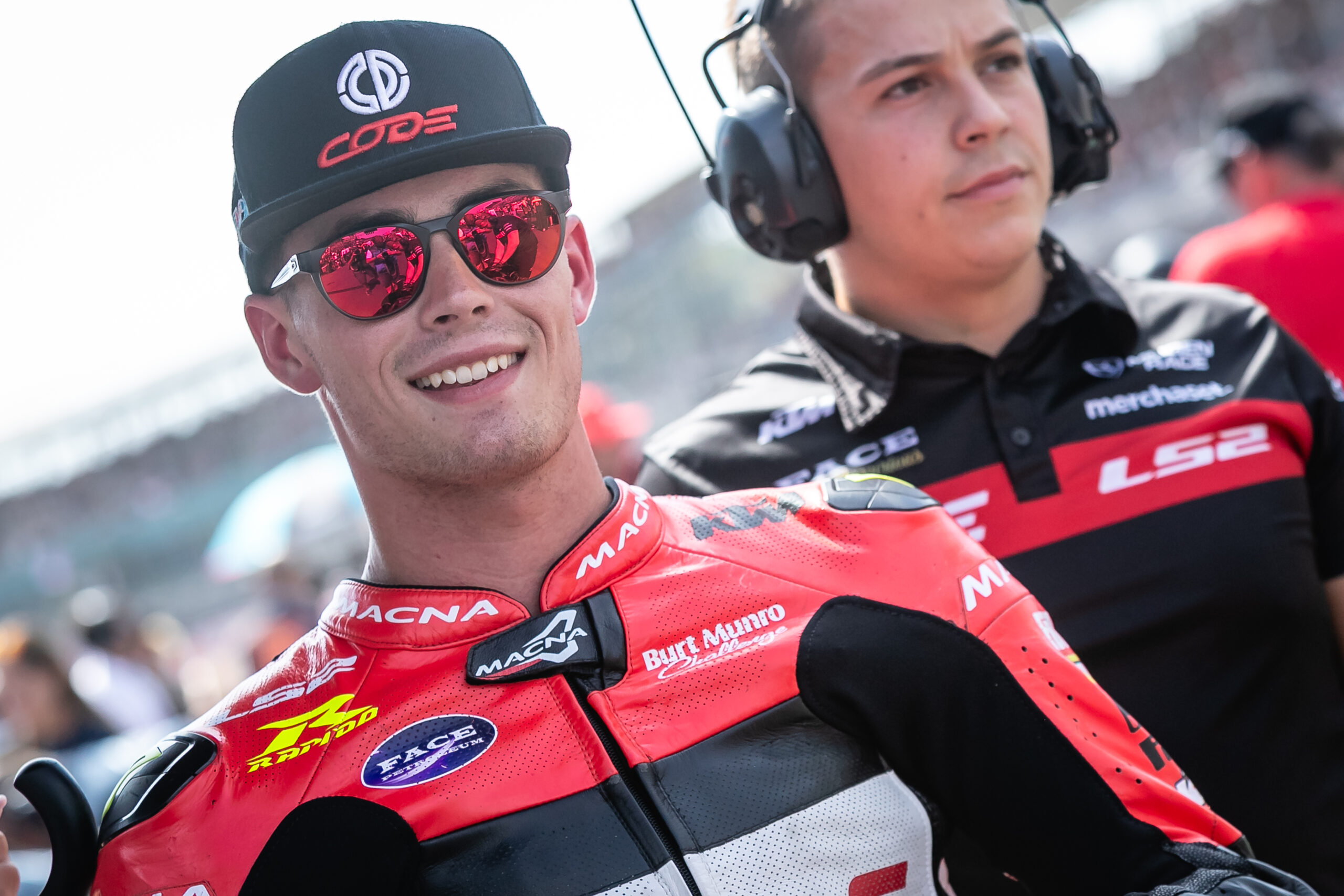 Cormac Buchanan, de Nueva Zelanda, se retira cerca del podio en el Moto3 de Gran Bretaña, en plena recuperación de una lesión de espalda sufrida en marzo