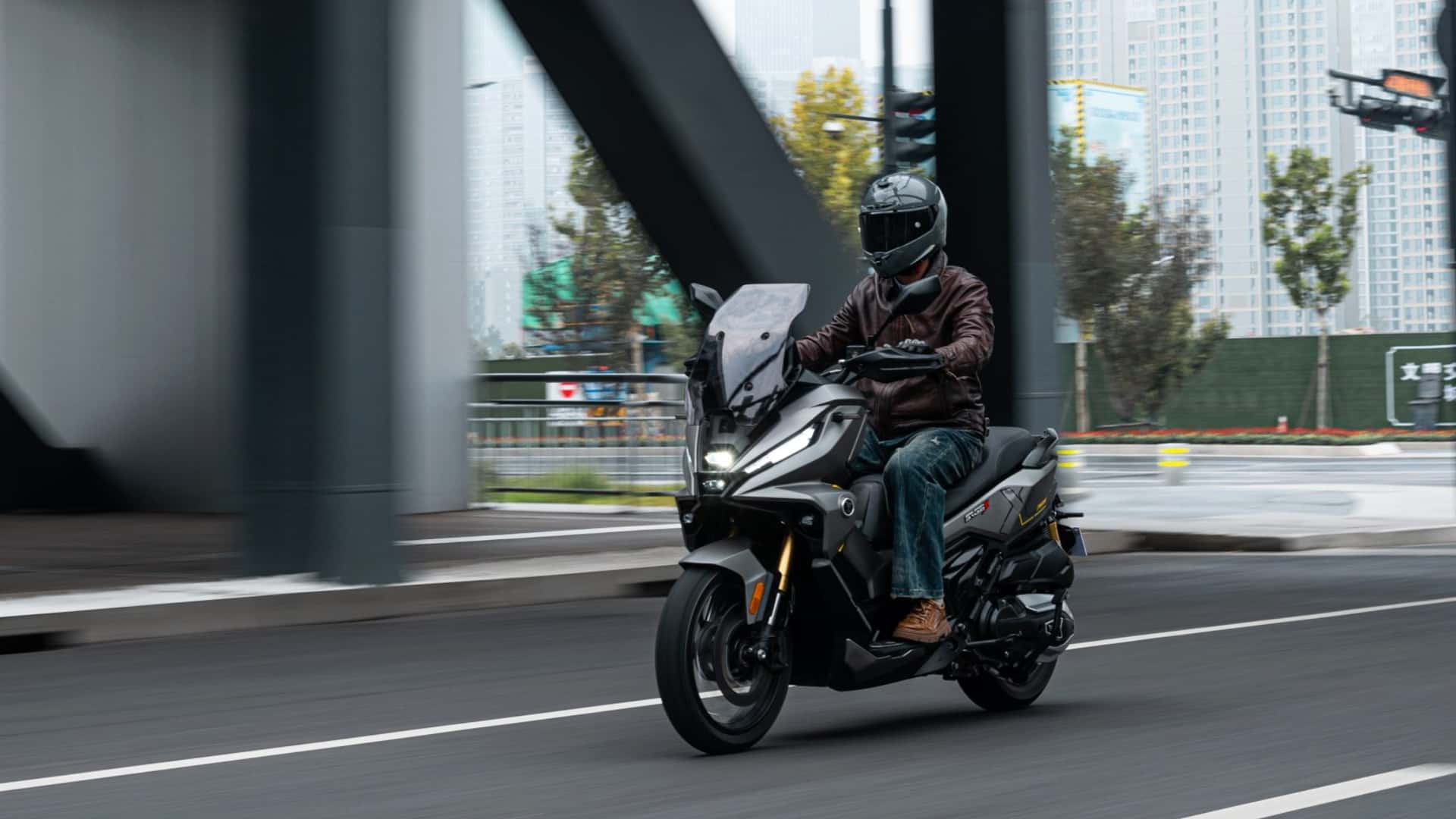 中国Voge、レーダー標準装備のアドベンチャースクーター「SR450X」欧州投入へ