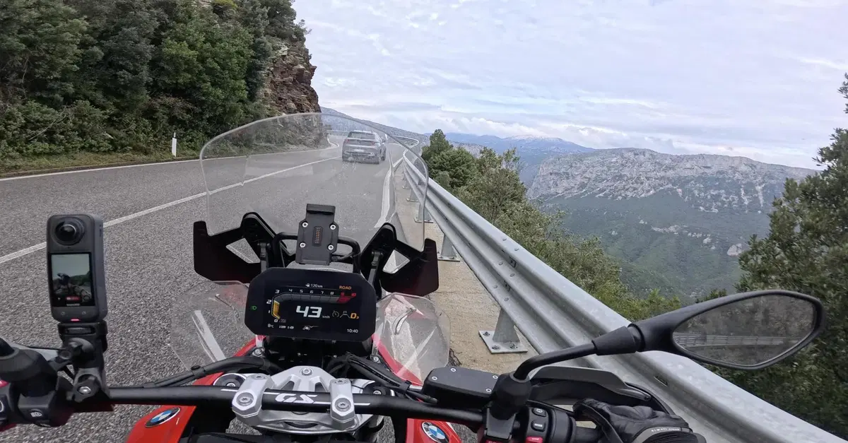 イタリアの新「脇見」規制、罰金150ユーロ・5点減点はバイクにも適用へ