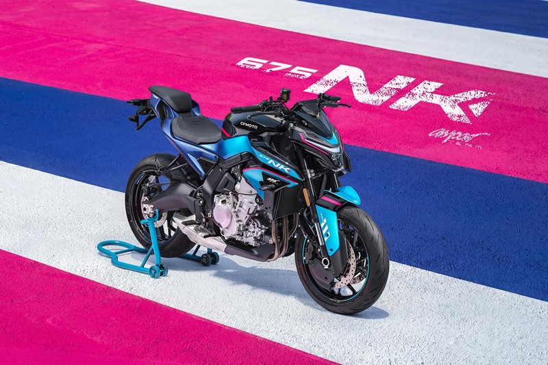 CFMoto、レーシングカラー「675NKチャンピオンブルー」限定発売