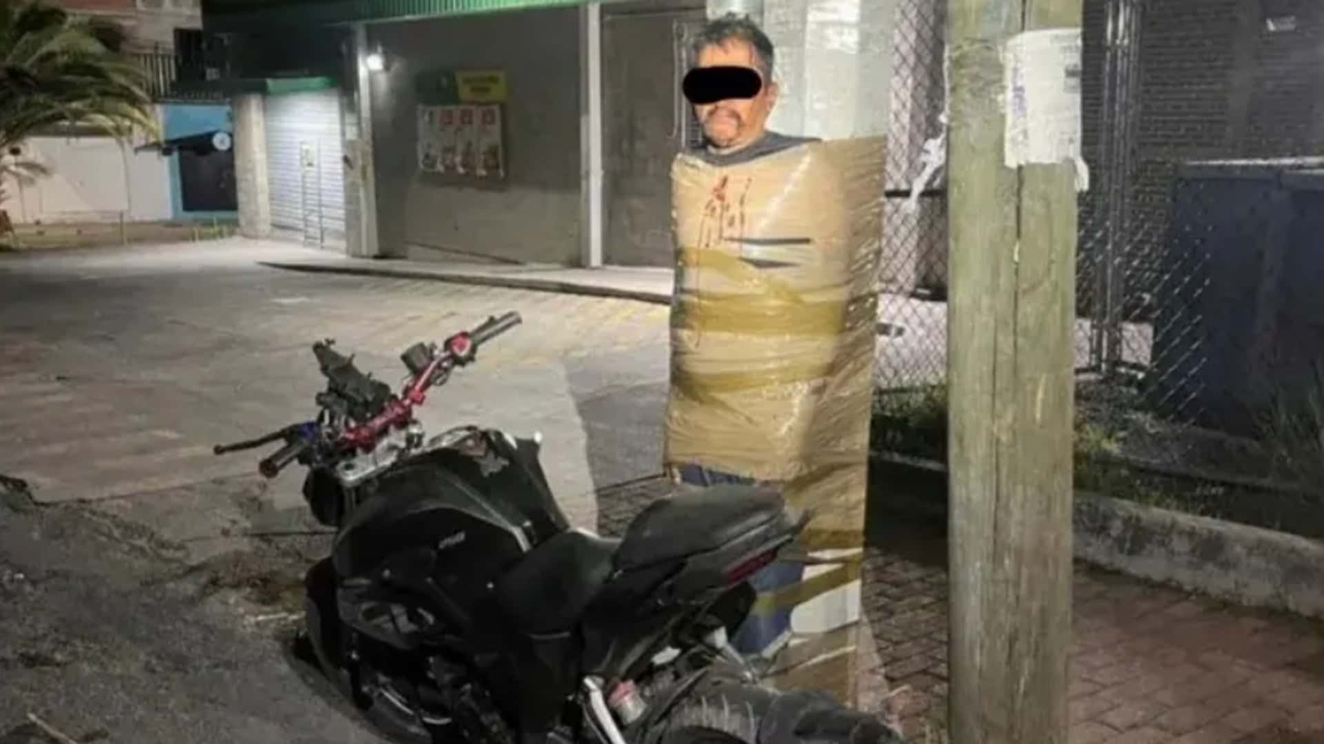 「メキシコのバットマン」、バイク泥棒を街灯にガムテープで拘束｜ハリスコ州の自警劇