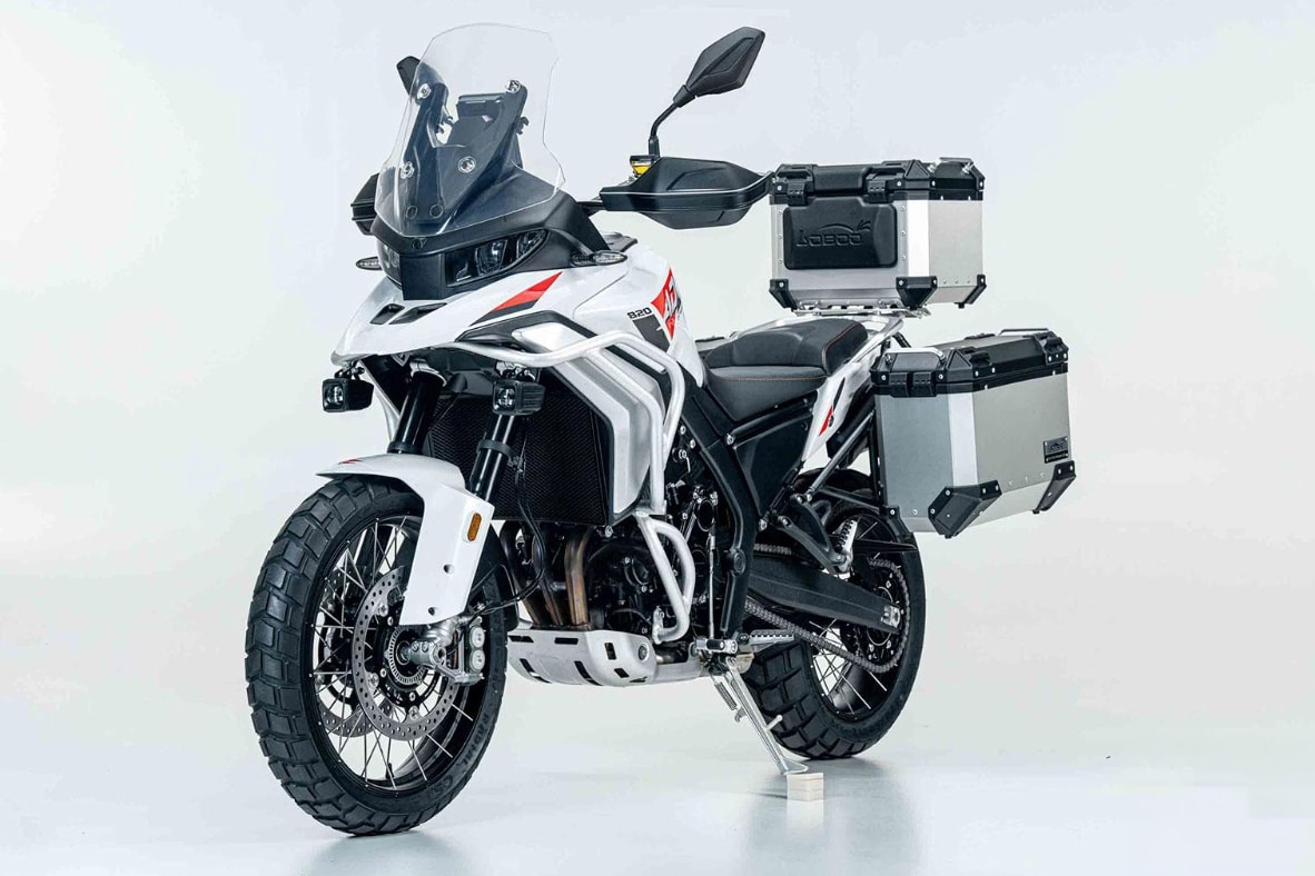 中国ZXMoto、レース由来の819cc三気筒新型『820X』を発表 欧州参入視野