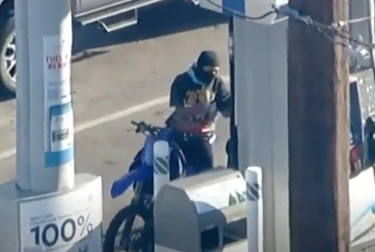 盗難バイクで逃走、給油しながら1時間超の追跡劇に発展