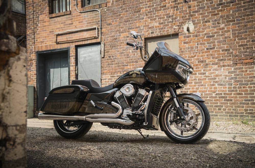 Indian e Klock Werks apresentam Challenger personalizada para a cantora country Redferrin