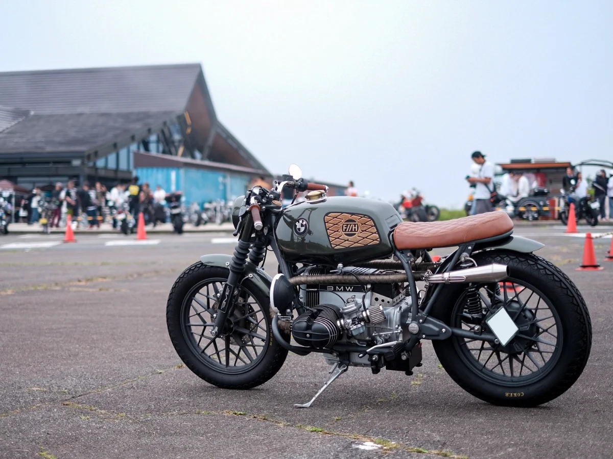ヒロミ発案のBMW R65、MOTOR FORCEがブラット×スクランブラーで一台に