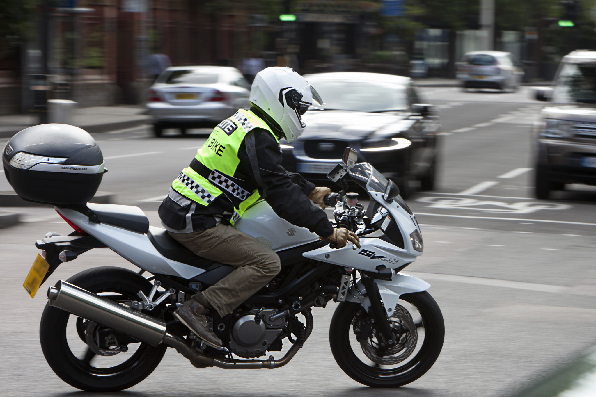 豪NSW州、新人ライダーに反射ベストとグローブ着用を義務化