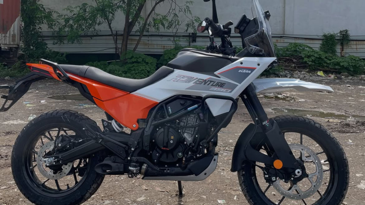 La KTM 390 Adventure prueba un nuevo color blanco y naranja; podría llegar pronto