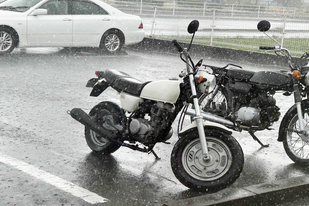 Llega la temporada de tifones: consejos concretos para proteger la moto estacionada al aire libre