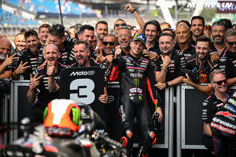 El jefe de Aprilia se asombra con el podio de Bagnaia apenas 28 días después de su fractura