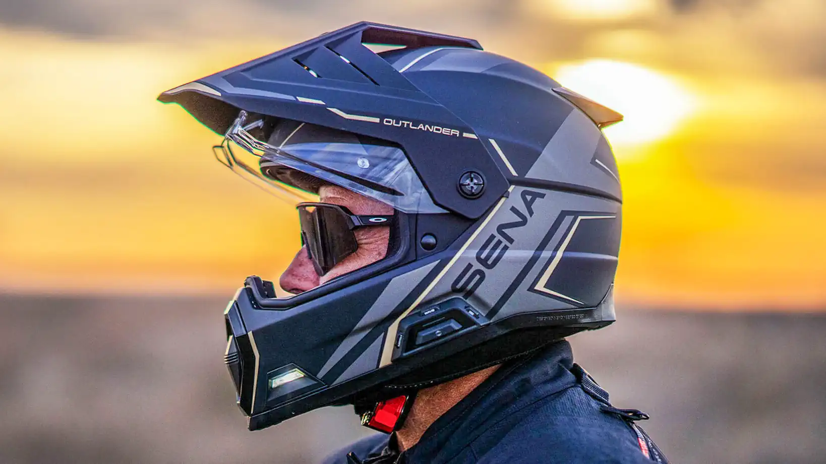 セナ初のADVヘルメット「Outlander」登場。メッシュ通信3.0搭載