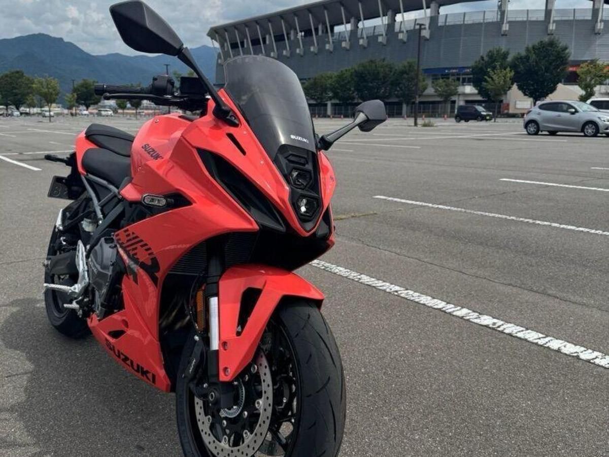 Owner Switches from Hayabusa to Suzuki GSX-8R, Surprised by Its Speed