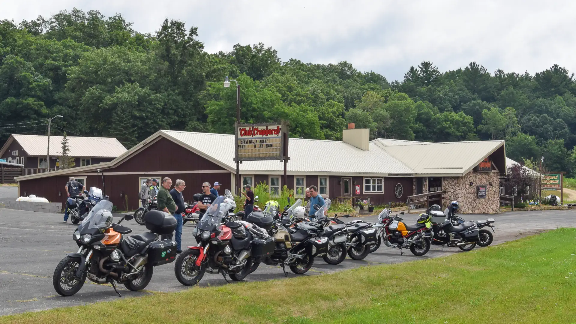 Encontro de Moto Guzzi em Wisconsin visita salão de murais da década de 1890