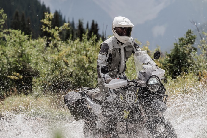 Klim「Badlands Pro」第5世代、アーマー刷新と通気性向上でアドベンチャー装備を進化