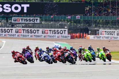 MotoGP、シルバーストンと2年契約更新　英国GPは2028年まで開催確定