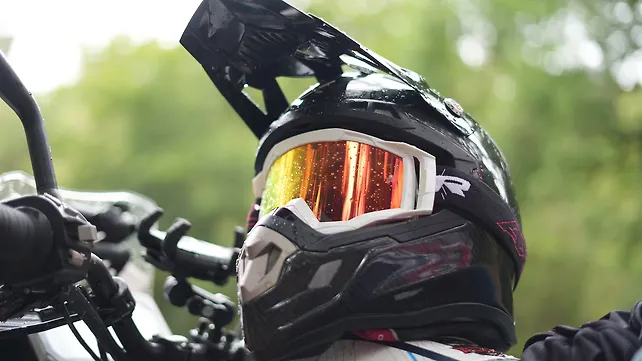 インドAxor、1,050gの『MXカーボン』発売 世界最軽量級オフロードヘルメット