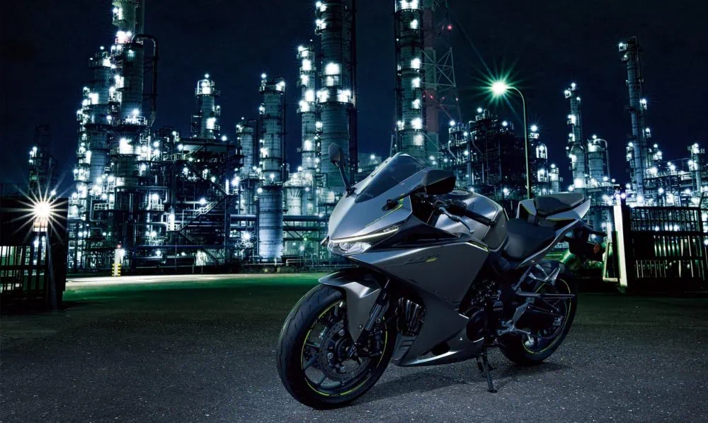 ホンダCBR400R FOUR E-Clutch、直列4気筒×クラッチ操作不要で登場