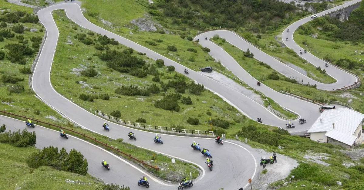 伊ボルツァーノ、夏の峠で交通規制｜組織的なバイクツアーも対象に賛否