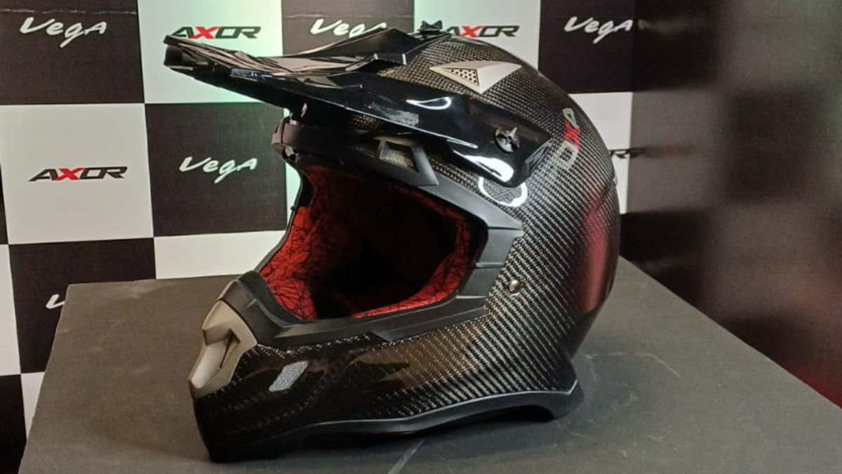 アクサー、世界最軽量級MXヘルメット「カーボン」発表。重量1,040g