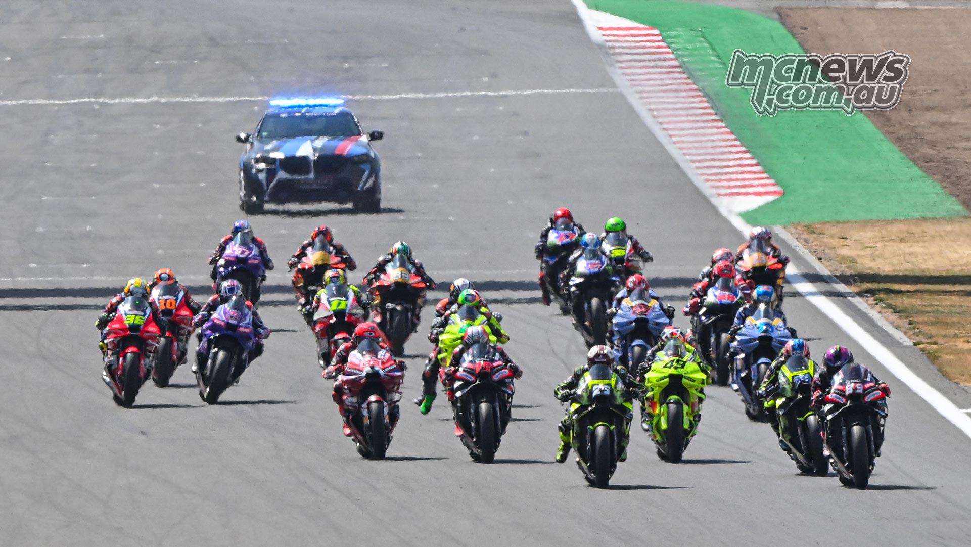 英国GP、フェルナンデスが独走優勝。アプリリアが表彰台を独占し史上初達成