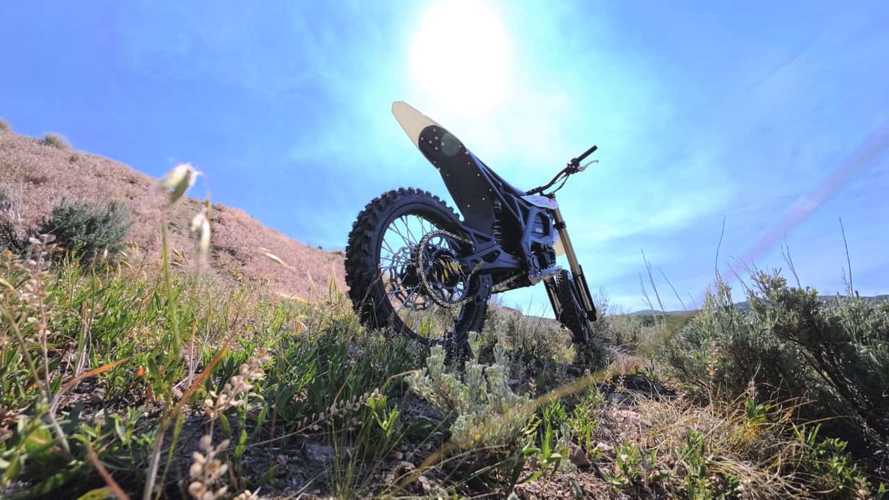 ゼロ・モーターサイクルズ新型XE、自宅ガレージで組み立て可能な電動ダートバイク