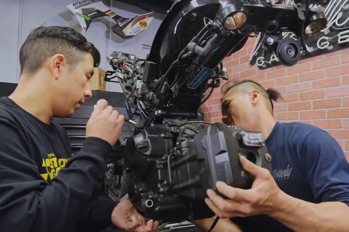 El taller español Steady Garage publica un video del trasplante de motor CBR300 a una Honda Grom