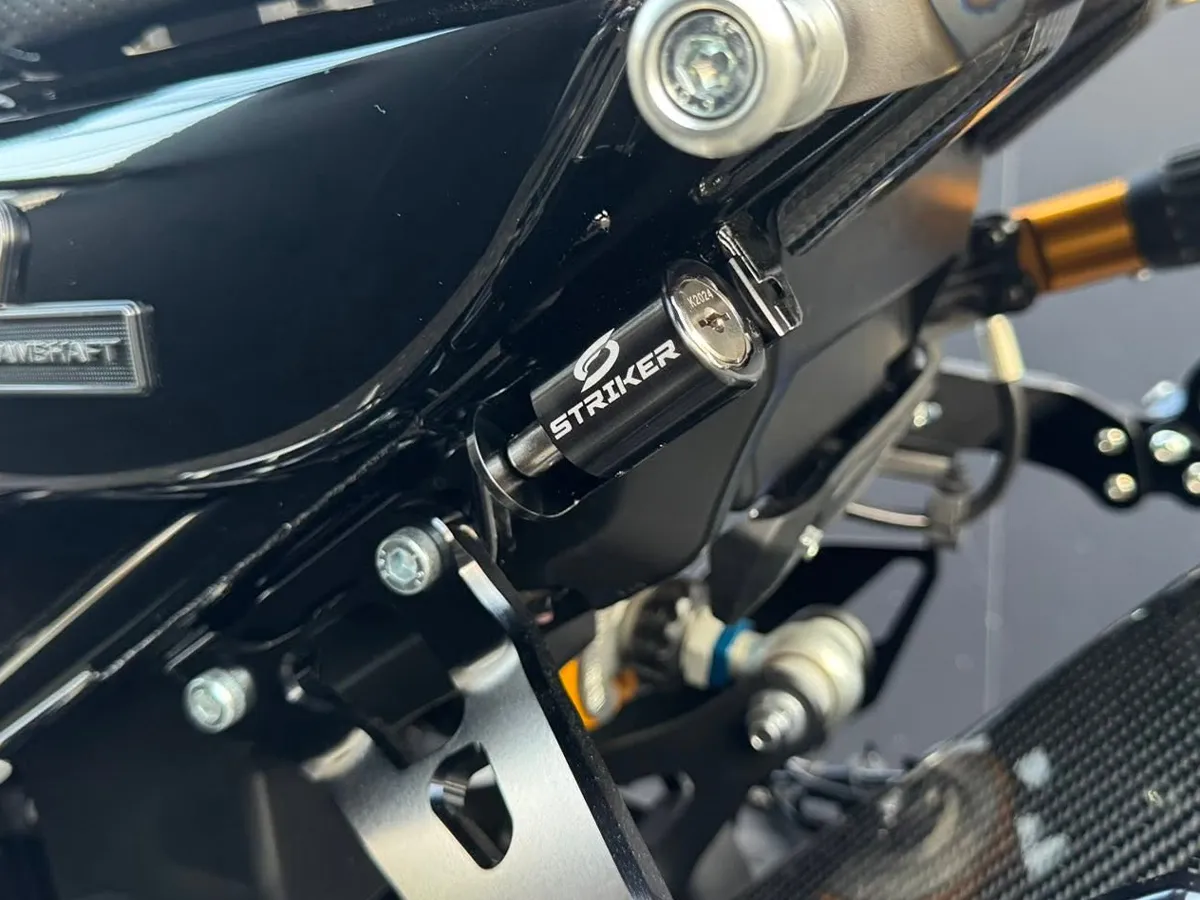 Fixe design×STRIKER、Z900RS/ハヤブサ対応アルミビレットヘルメットロック発売