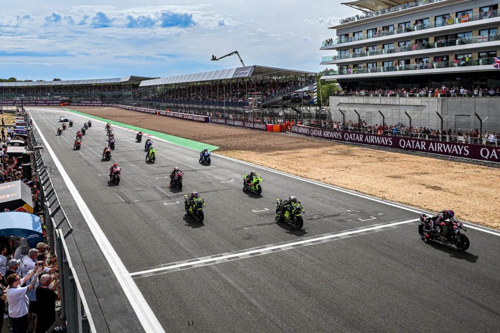 MotoGPシルバーストン、アプリリアが表彰台独占。フェルナンデス初優勝
