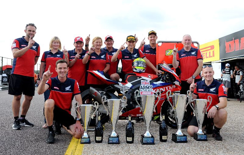 英BSBスラクストン戦、ホンダのヴィッカーズが最終ラップ逆転で今季初優勝から連勝