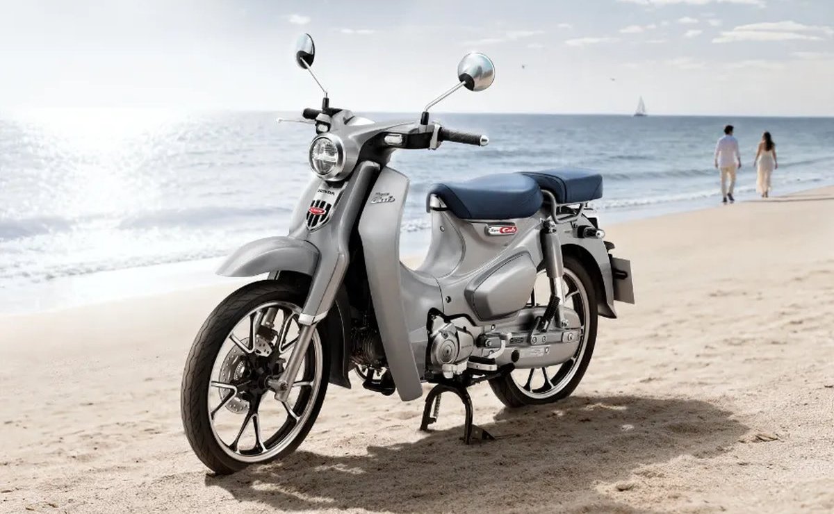 Honda Super Cub Special Edition from Thailand: A Calm Silver-and-Blue Take