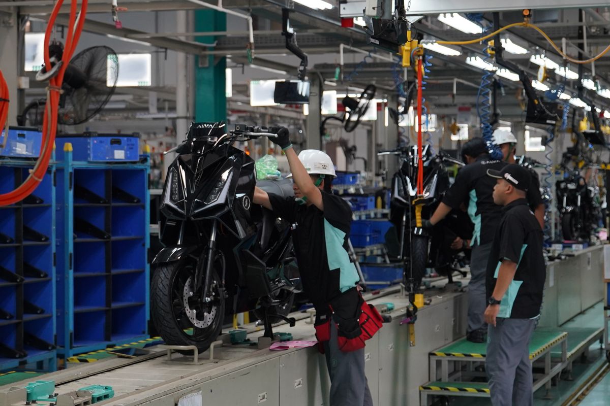 インドネシア、国産電動バイク始動へ プラボウォ大統領がALVA工場を視察