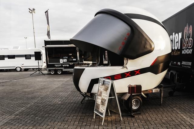 NEXXの巨大ヘルメット、欧州25000km縦断へ新アンバサダー起用