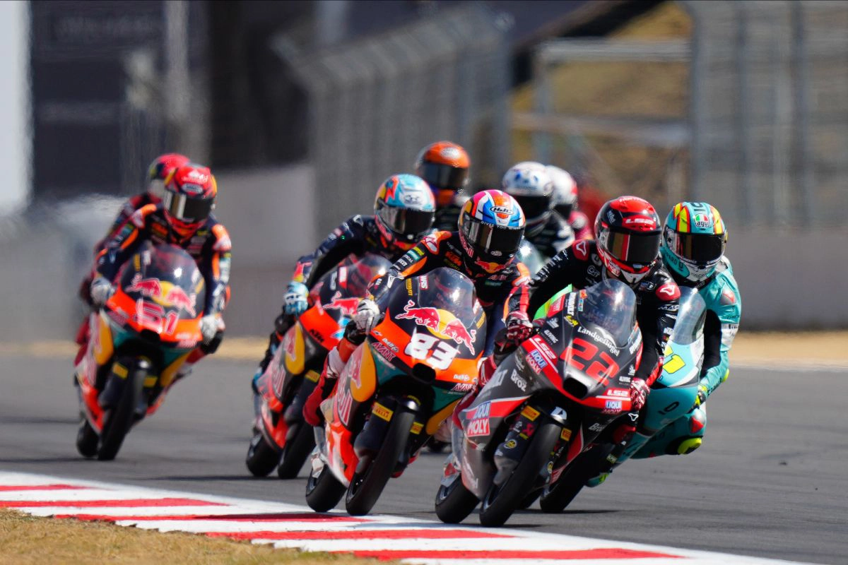 Almansa Wins British GP Moto3 Showdown as Carpe, Perrone Chase to the Line