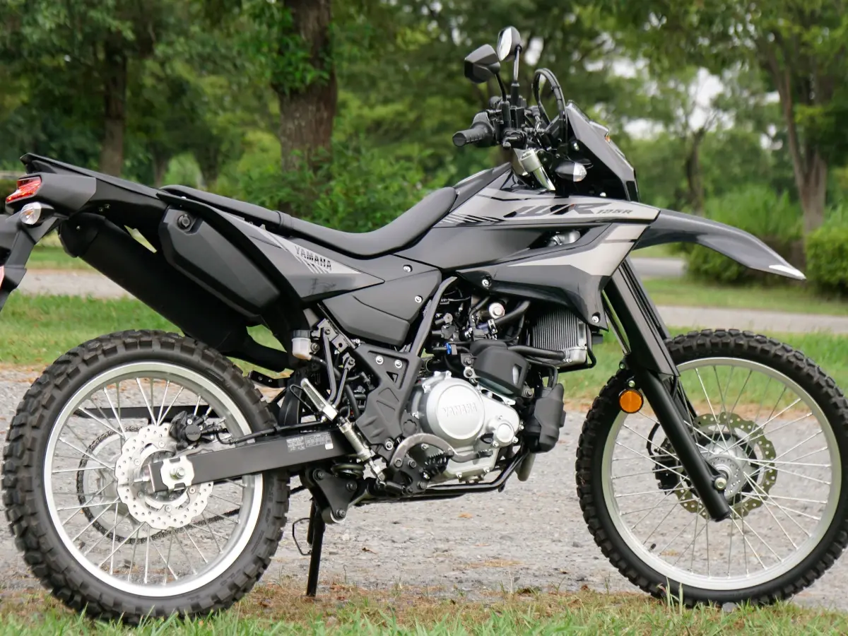 ヤマハWR125R、シート&リンク交換で足つき70mmダウンを試乗検証