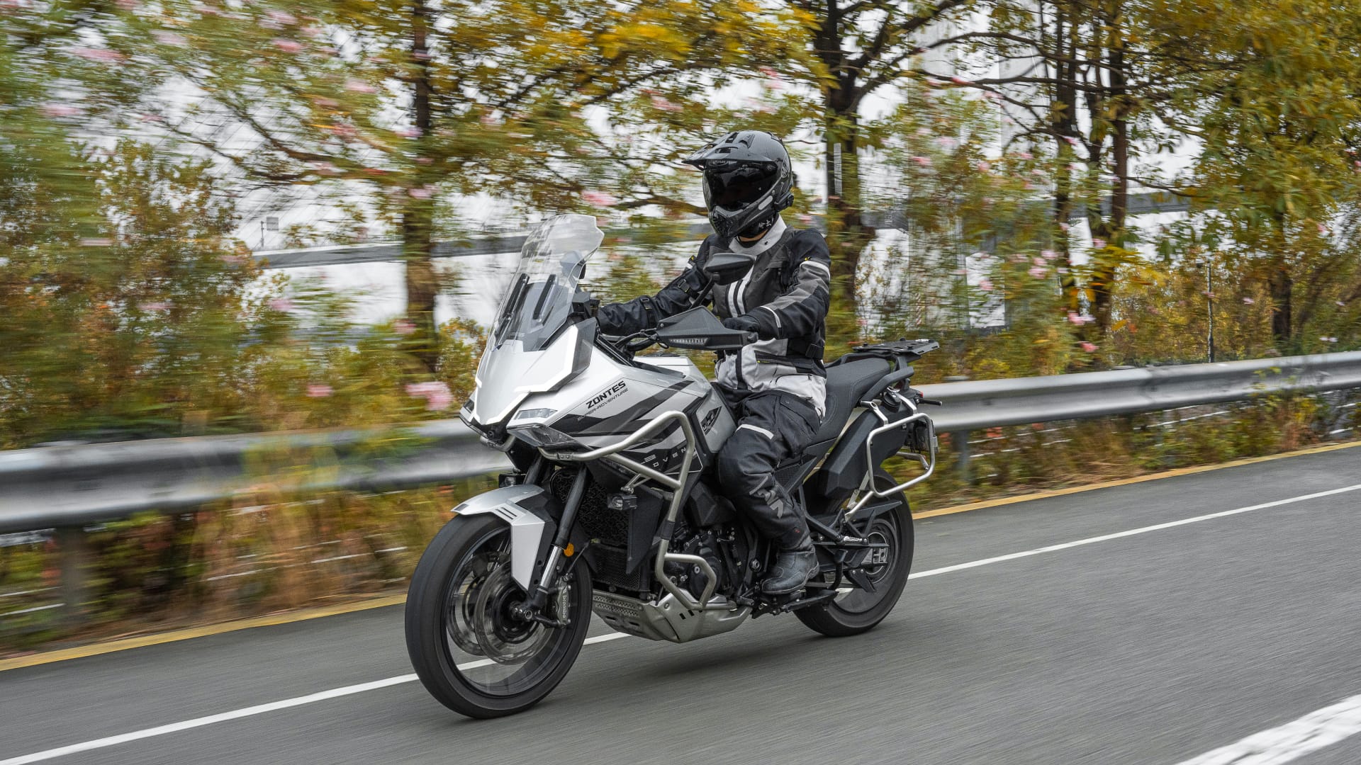 Zontes「ZT703-F」2026年型に電子制御を強化、699cc3気筒でオン/オフ2仕様