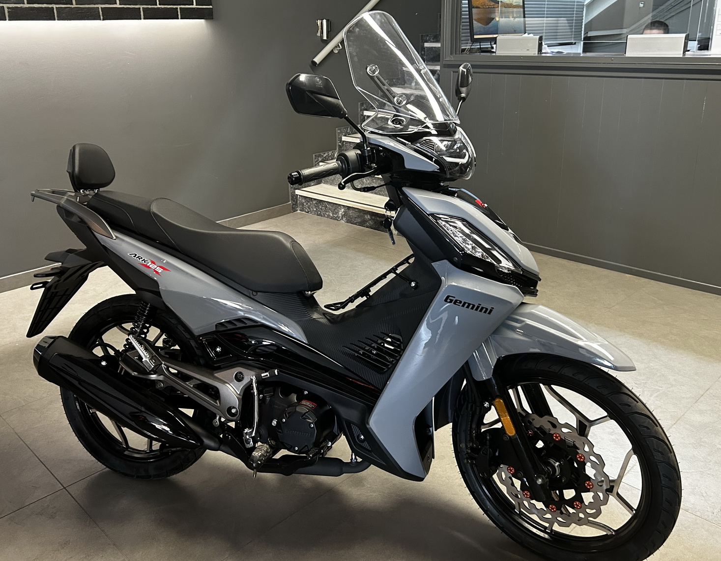 ギリシャに新型「Gemini Ark 125」 手頃な価格の125ccアンダーボーン、全面刷新