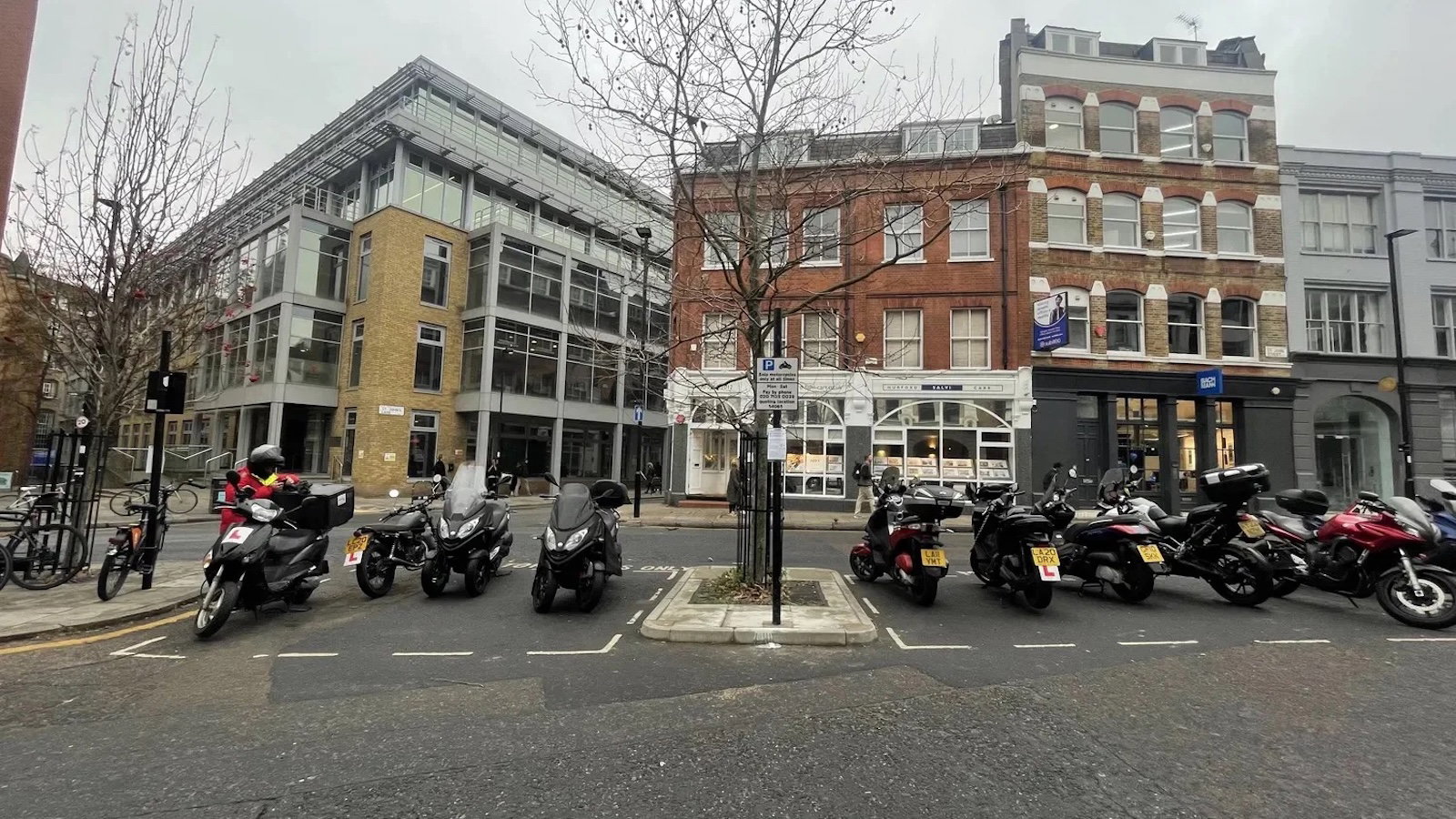 Distrito de Hammersmith, em Londres, avalia cobrar por estacionamento de moto: outros 5 distritos já cobram
